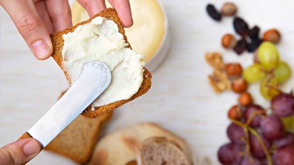 cheese spreading knife